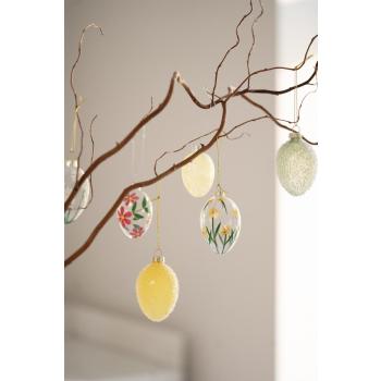 Gren pyntet med glassegg i ulike design og farger