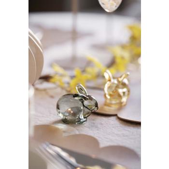 Kaninfigur i glass på spisebord