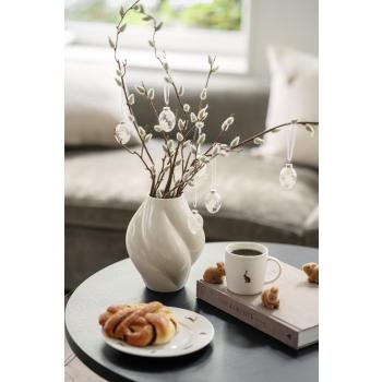 Asjett og kopp med hare på sofabord med vase og små kaniner