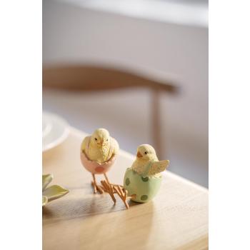 Dekorfigur kylling sittende og stående på spisebord