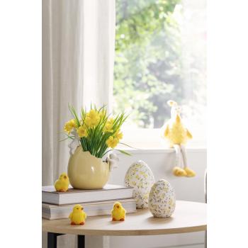 Plante i påskepotte, med dekoregg og kyllinger på sofabord