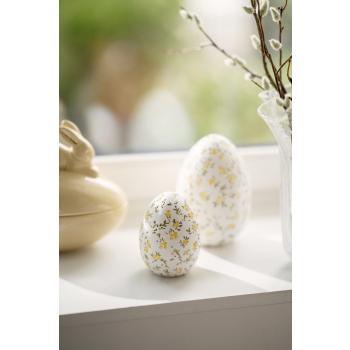 Dekoregg med blomsterdetaljer i vinduskarm