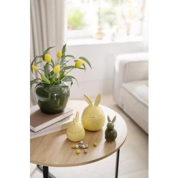 Sofabord styles med vase, tulipaner, påskeskåler og dekorkanin