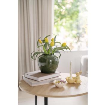 Sofabord styles med vase, tulipaner, lysestaker og en dekorfigur av kyllinger