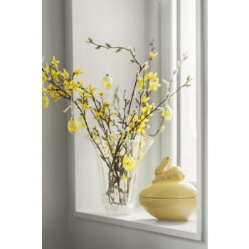 Blomst forsynthia i vase tulipan med glassegg stående i vinduskarmen