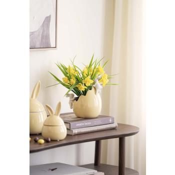 Potte med harer på konsollbord med påskeskåler