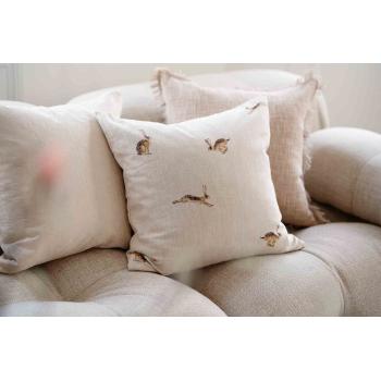 Putetrekk Gren brodert offwhite med andre putetrekk i hvit og beige