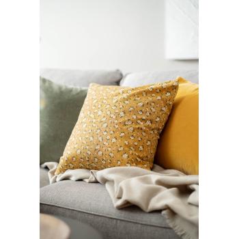 sofa med puter i oker og grønt