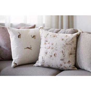 Påskeputer med harer og kaniner i sofa