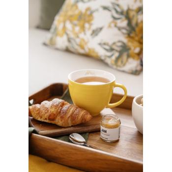 påskekopp milla med te på serveringsbrett