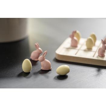 Tre på rad spill med kaniner og egg på sofabord