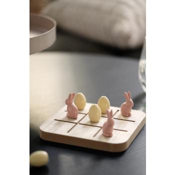 Tre på rad spill med kaniner og egg på sofabord