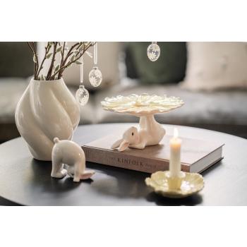 sofabord med vase, kaninfigur og fat og lysestake