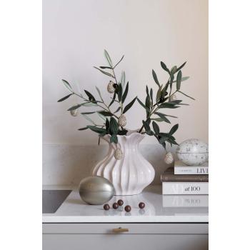 Vase med olivengrener og glitteregg sammen med påskeegg på kjøkkenbenk