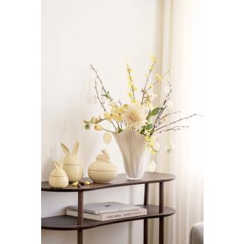 Vase med blomster og gåsunger med glassegg på konsollbord