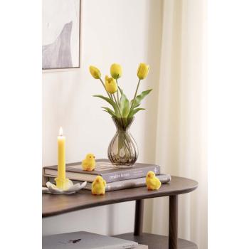 Dekorkyllinger med vase stella og tulipaner på sofabord