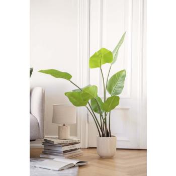 Bordlampe Travertin ved siden av sofa med en grønn plante