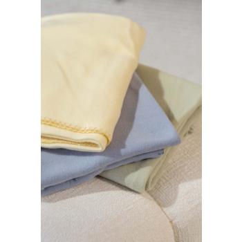 Fleecepledd i tre forskjellige farger liggende på puff cloud