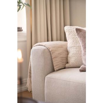 Pledd Sanna hengende over sofaarm