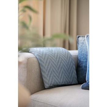 Pledd ZigZac hengende over armlene på sofa