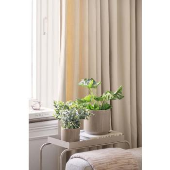 Potte Arya i to størrelser med planter på sidebord