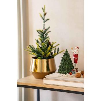 Dekortre med julenisse på naima hylle ved siden av potte melia med juletre