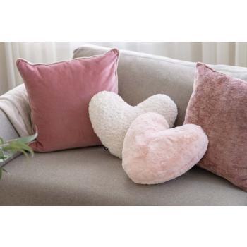 Pute Hjerte i faux fur eller teddy i sofa