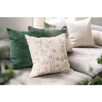 Putetrekk i sofa i grønne farger og beige brodert pute i front