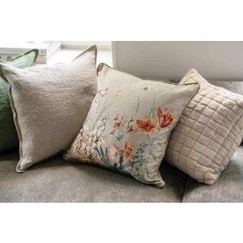 Putetrekk i lin, bomull med blomstermotiv og en faux fur i sofa