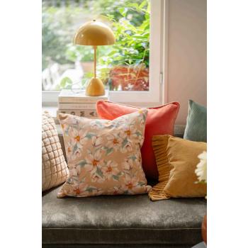 Stylet sofa med puter i vårlige farger