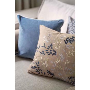 Putetrekk i velur og med broderi i sofa i blå toner