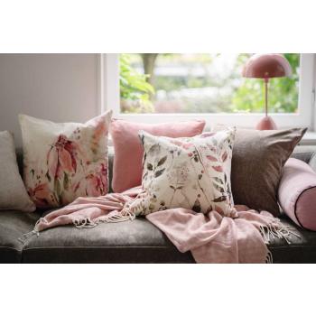 Sofa med mange puter i ulike teksturer i sofa 