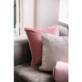 Rosa og begie puter i sofakrok