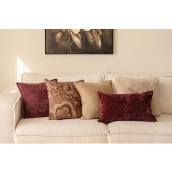 Putekombinasjon av puter i beige og burgunder