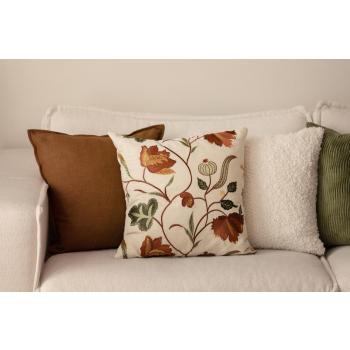 Brodert putetrekk satt sammen med pute i brun og offwhite