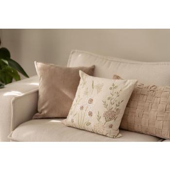 Putetrekk i saga brodert i sofa med beige puter