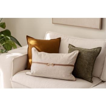 Putetrekk i fargene brun, beige og grønn i sofa