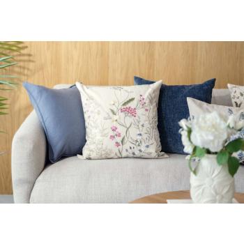 Putetrekk med broderi sammen med blå putetrekk