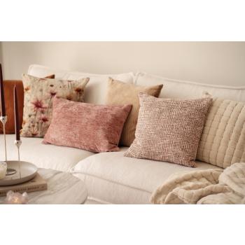 Putekombinasjon i sofakrok i beige, rosa og rust farger
