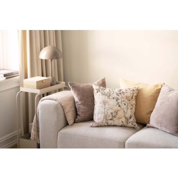 Pledd Sanna hengende over sofaarm med putetrekk