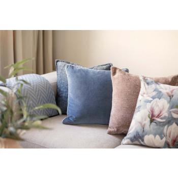Blåfargede putetrekk i sofa