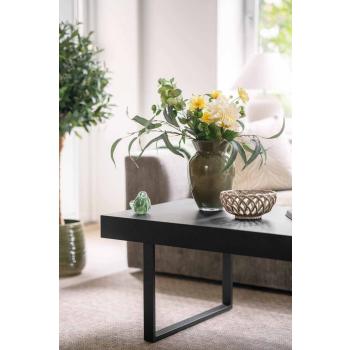 Sofabord med en vase og glassfigur og dekor skål