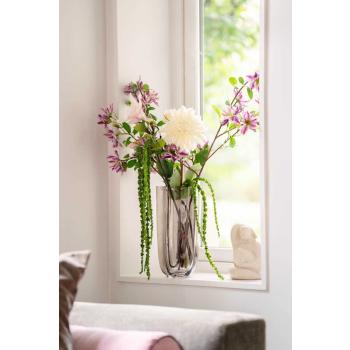 Figur Dame i vinduskarmen med vase fylt med blomster