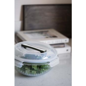 Salatbolle to go på kjøkkenbenk