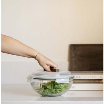 Salatbolle to go på kjøkkenbenk