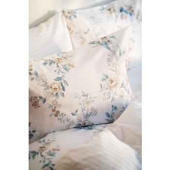 Satengsett med blomster motiv og i hvitt i seng