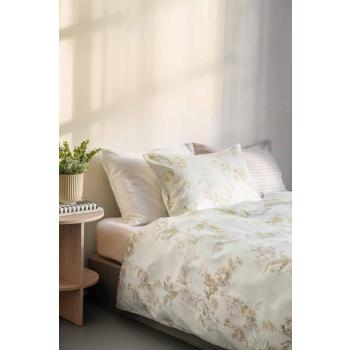 Jersey stretch laken på seng med satengsengesett