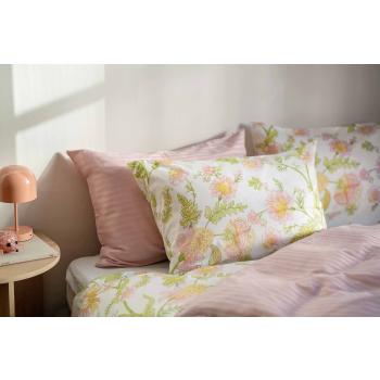 Satengsengesett med blomster i rosa og grønn sammen med adele i rosa