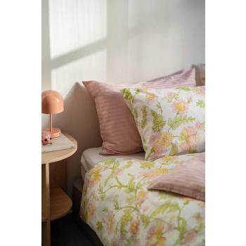 Satengsengesett med blomster i rosa og grønn sammen med adele i rosa