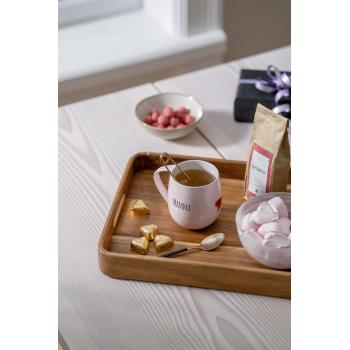 serveringsbrett med te og godteri